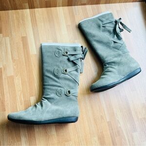 White mountain suede flat gray boots size 8.5 new in box